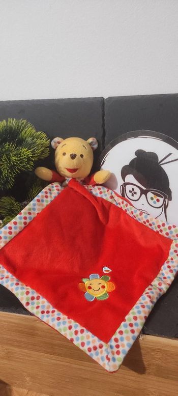 Disney doudou Winnie plat losange rouge soleil fleur jaune vert bleu Nicotoy