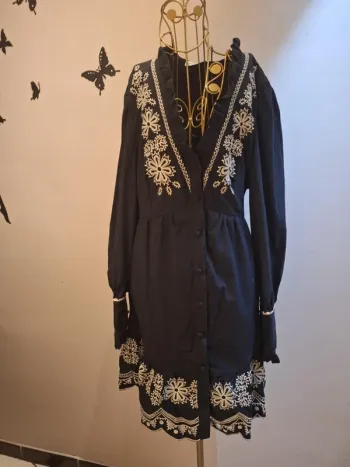 Robe noire en coton brodé