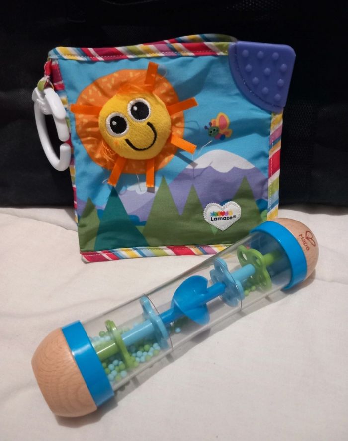Jouets d'éveil (bâton de pluie et livre en tissus)