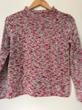 Pull moucheté dans les tons rose beige blanc