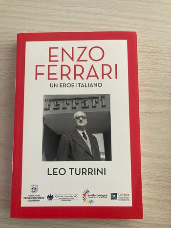 Livre "Enzo Ferrari – Un Eroe Italiano"