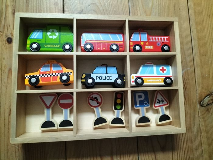 Voitures + panneaux routiers