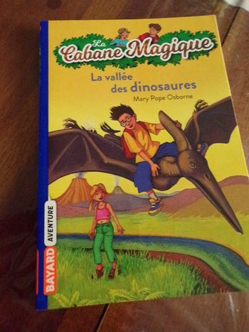 Livre la cabane magique  N°1 La vallée des dinosaures