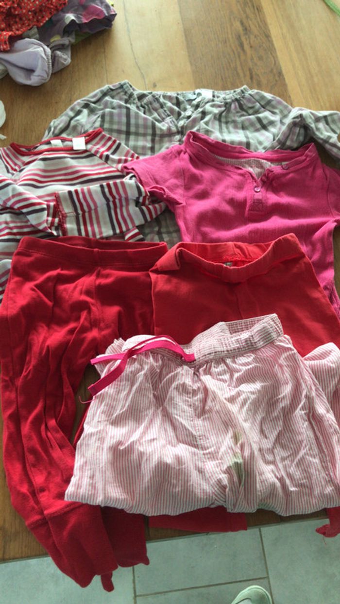 Lot 2ans 3 t-shirt 2 leggings et un bas de pyjama