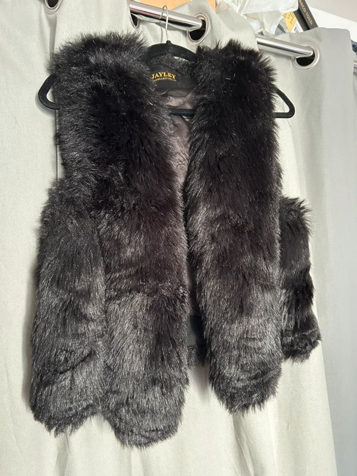 Veste manche courte fausse fourrure
