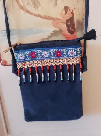 petit sac à bandoulière bleu perles multicolores.