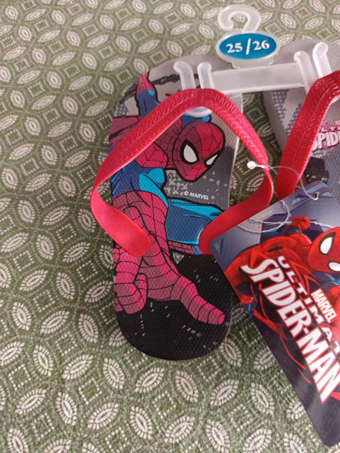 Paire de claquettes neuves Spiderman taille 25/26 - photo numéro 2
