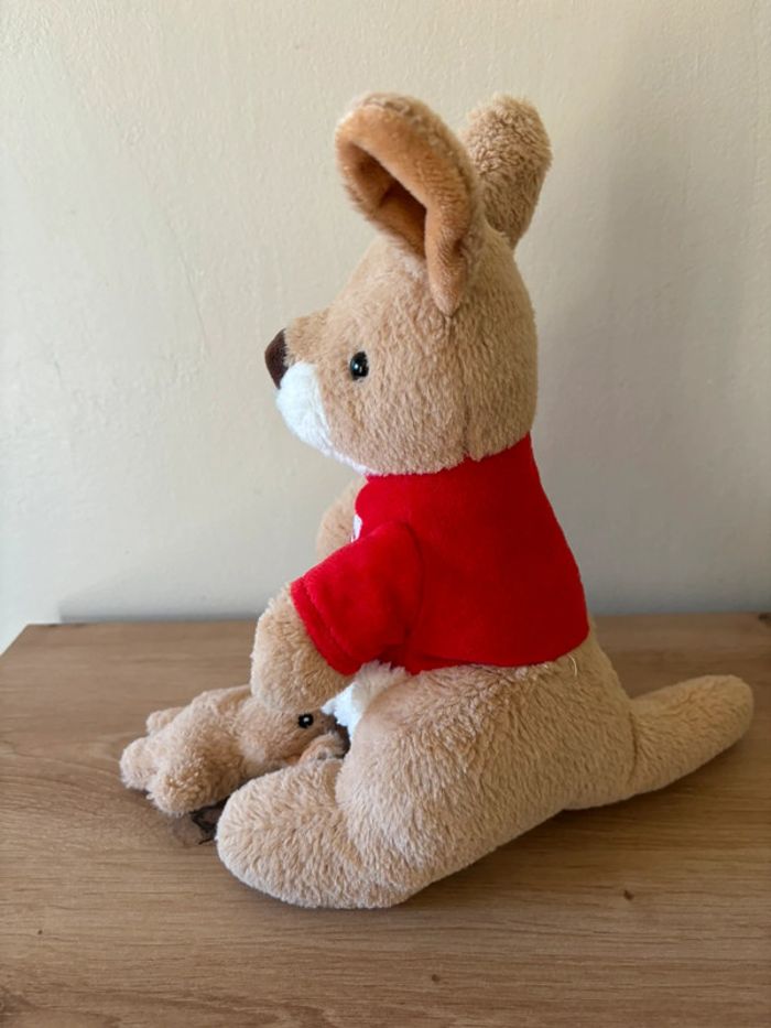Doudou peluche kangourou rouge beige poche bébé telethon - photo numéro 3