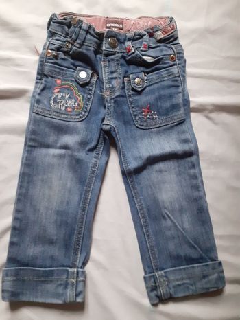 Jean bleu avec différents motifs colorés