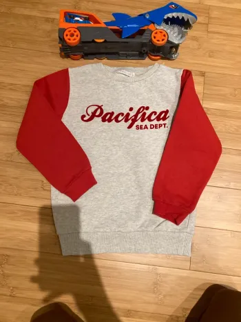 8 ans - Sweat gris et rouge écriture Pacifique parfait état