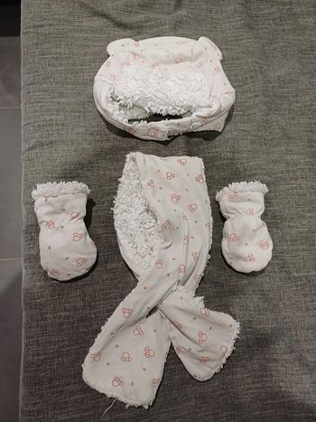 Bonnet 49cm moufles et écharpe Disney baby