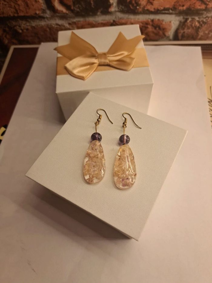 Boucles d'oreilles pendante en résine florale - photo numéro 11