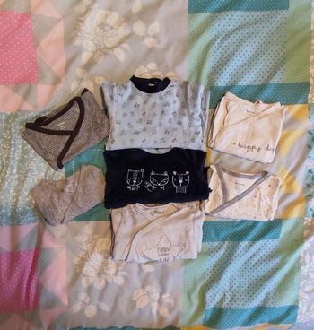 Lot vêtements pyjamas et bodies