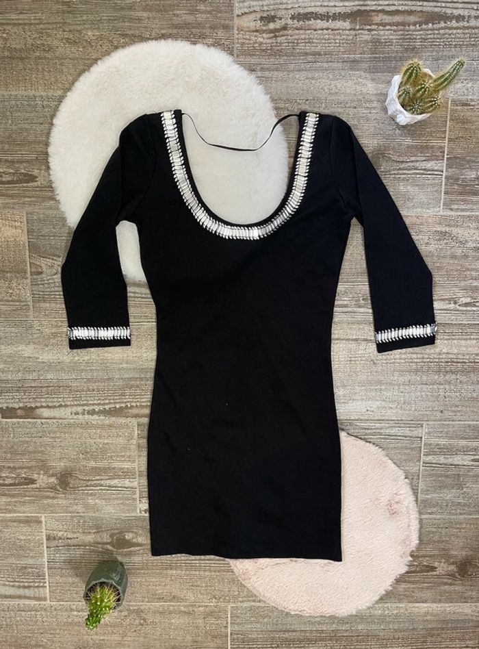 Robe noire moderne moulante dos nu Bershka