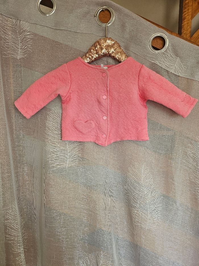 Petit gilet pour bébé fille