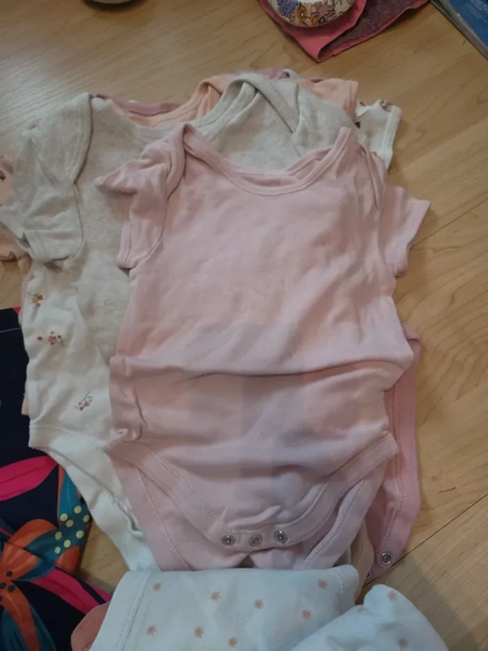 Lot bodies taille 12 18mois - photo numéro 3