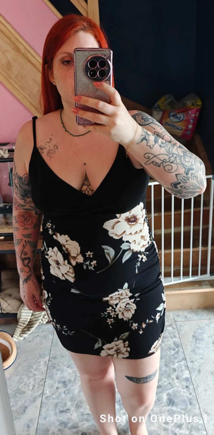 Belle robe courte fleurie moulante