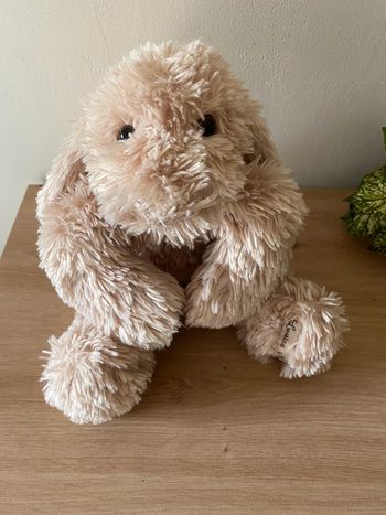 Doudou peluche chien beige long poils noeud carreau allongé Louise mansen