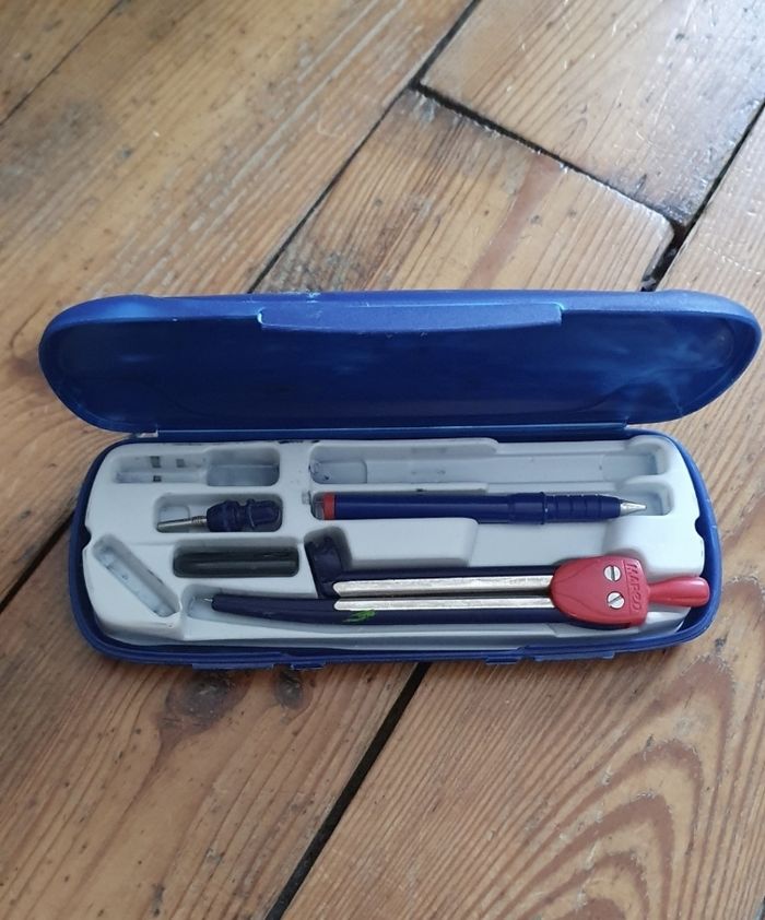 Lot Boîte de compas et ustensiles