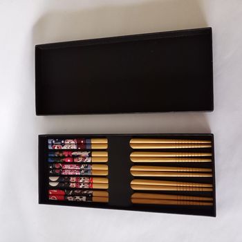 Coffret neuf 5 paires de baguettes japonaises bambou