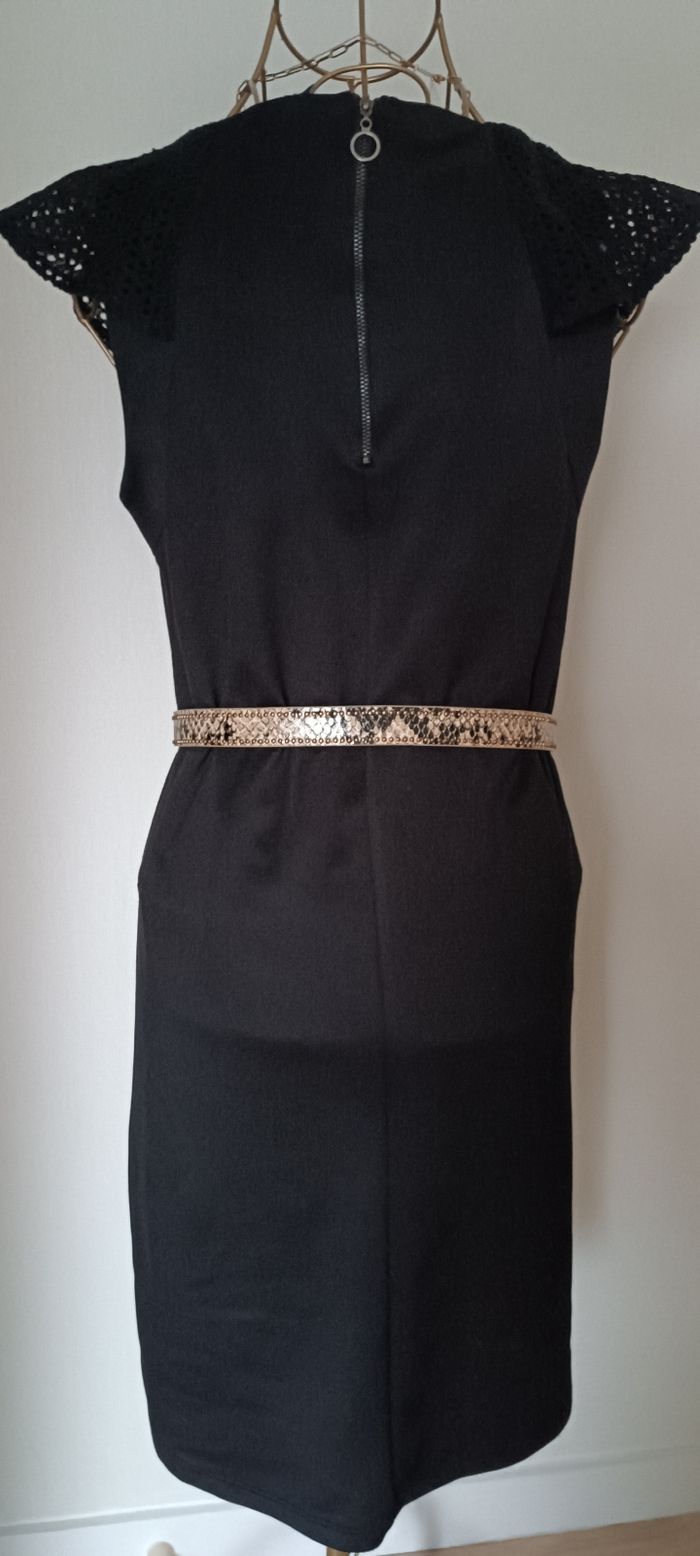 Robe noire, manches courtes. - photo numéro 2