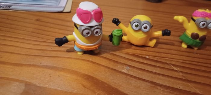 4 petites figurines les minions - photo numéro 2