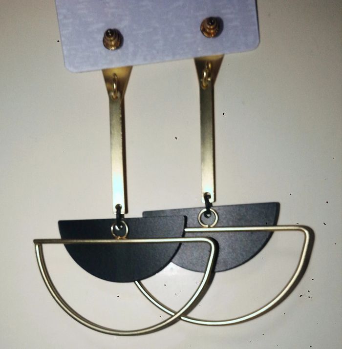 Boucles d'oreilles pendantes demi-cercles dorées et noir mat. - photo numéro 2