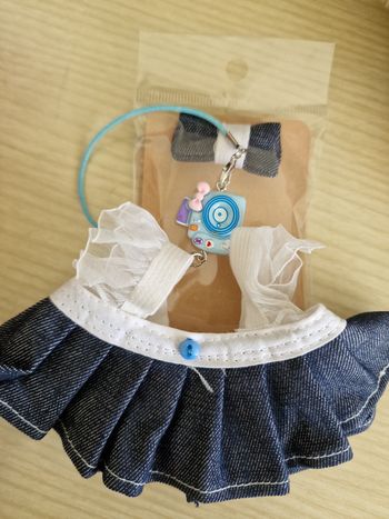 Robe bleue poupee genre labubu