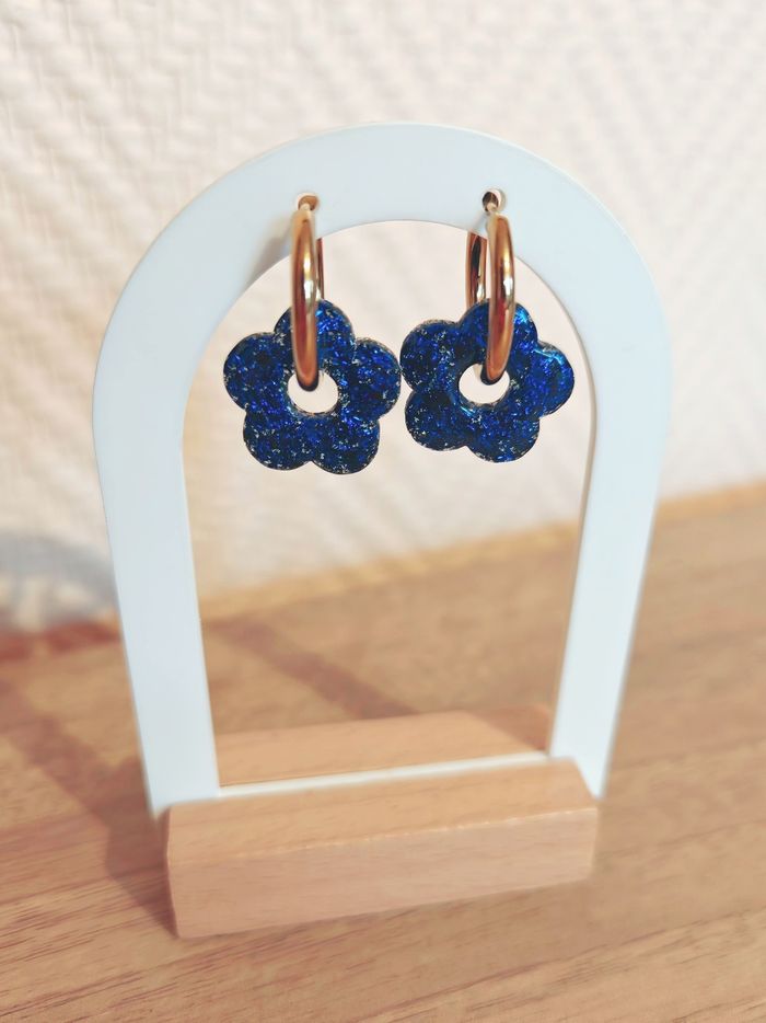 Boucles d'oreilles créoles pampilles fleurs interchangeables bleu nuit paillettés - photo numéro 2