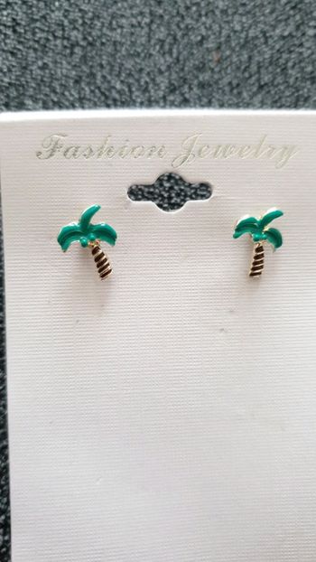 Neuf boucles d'oreilles clous palmiers 🌴