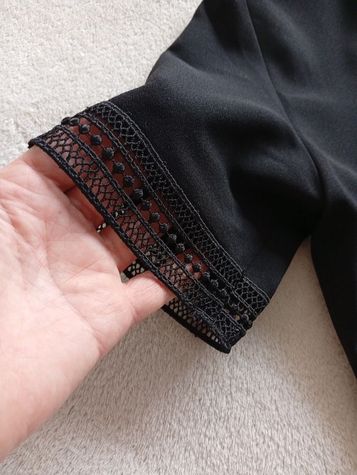 Blouse noire avec dentelle. Zara 34 - photo numéro 9