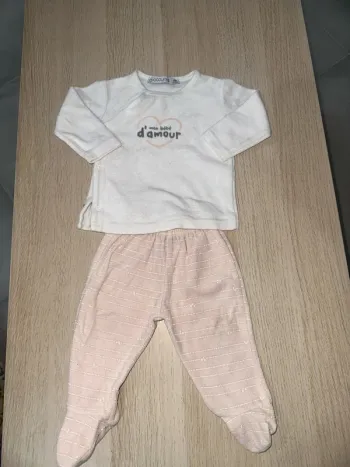 Vend pyjama 2 pièce marque chocolatine taille 6 mois en bonne état