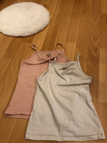 2 débardeurs