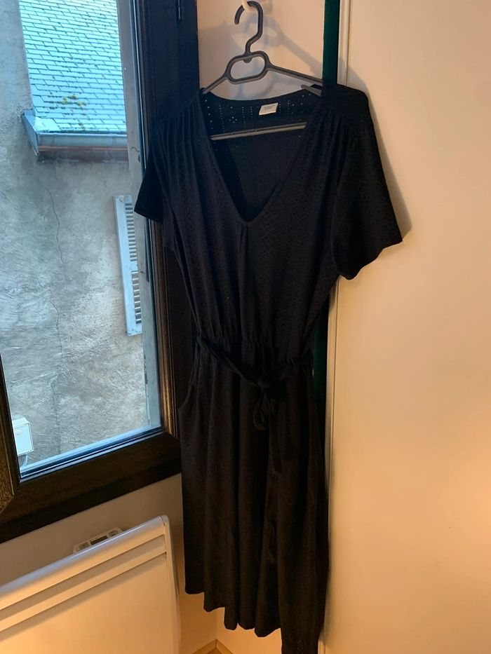 Robe noire mi longue - photo numéro 2