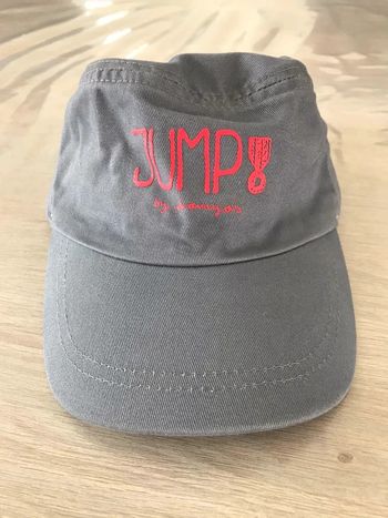 Casquette grise élastique à l’arrière