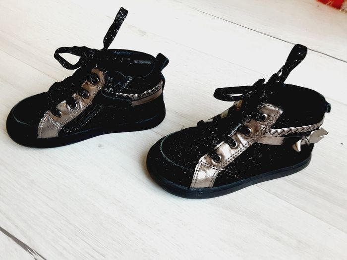 Chaussures fille doré et noir brillant pointure 25 - photo numéro 2