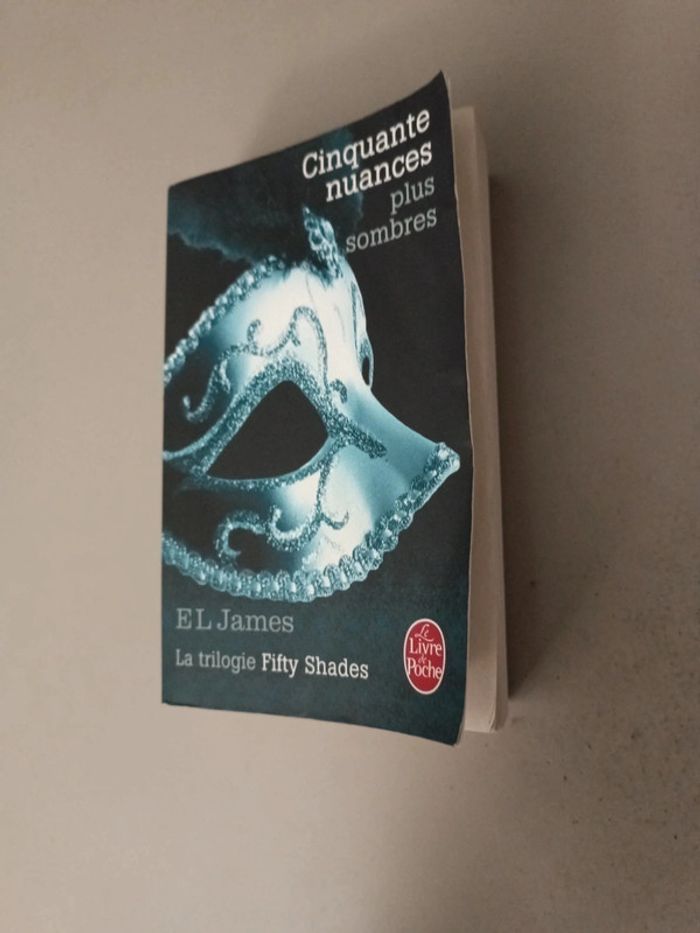 EL James 50 nuances plus sombres. La trilogie Fifty Shades - photo numéro 9