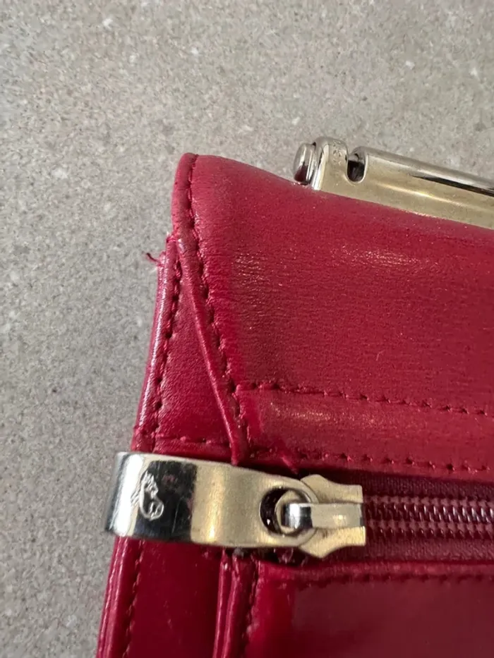 Pochette rouge Mandarina Duck avec une bandoulière usé, 37x28cm - photo numéro 4