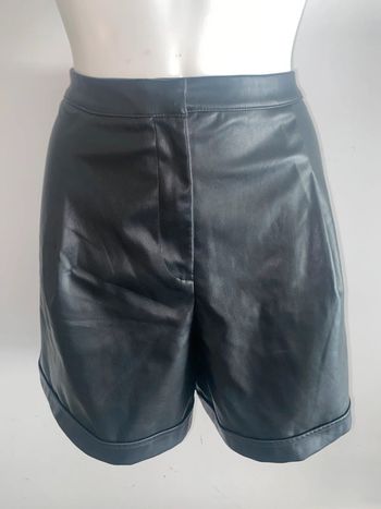 Short simili cuir taille L