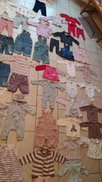 Lot de 40 vêtements fille 6 mois