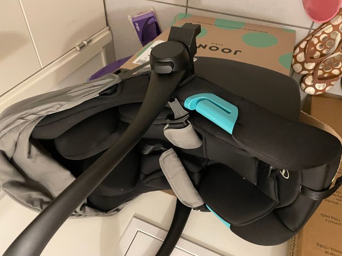 siége auto bébé confort. Utilisé pendant 5 mois - photo numéro 2