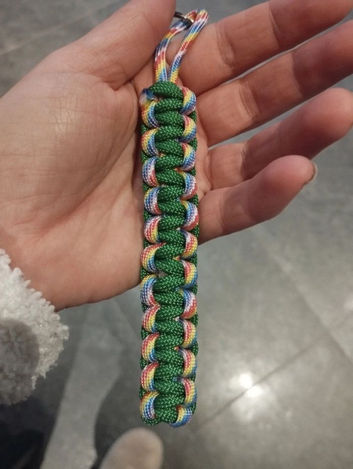 Porte clés en paracorde fait main vert et multicolore - photo numéro 2