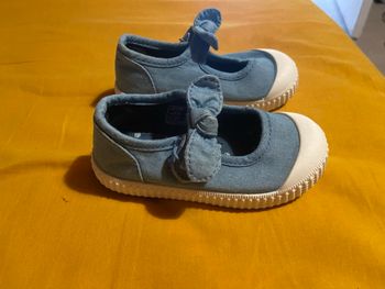 Chaussure bleu à scratch taille 22