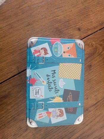 Boite en fer avec activité à l intérieur