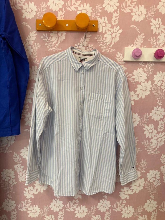 Chemise à rayures blanches et bleues