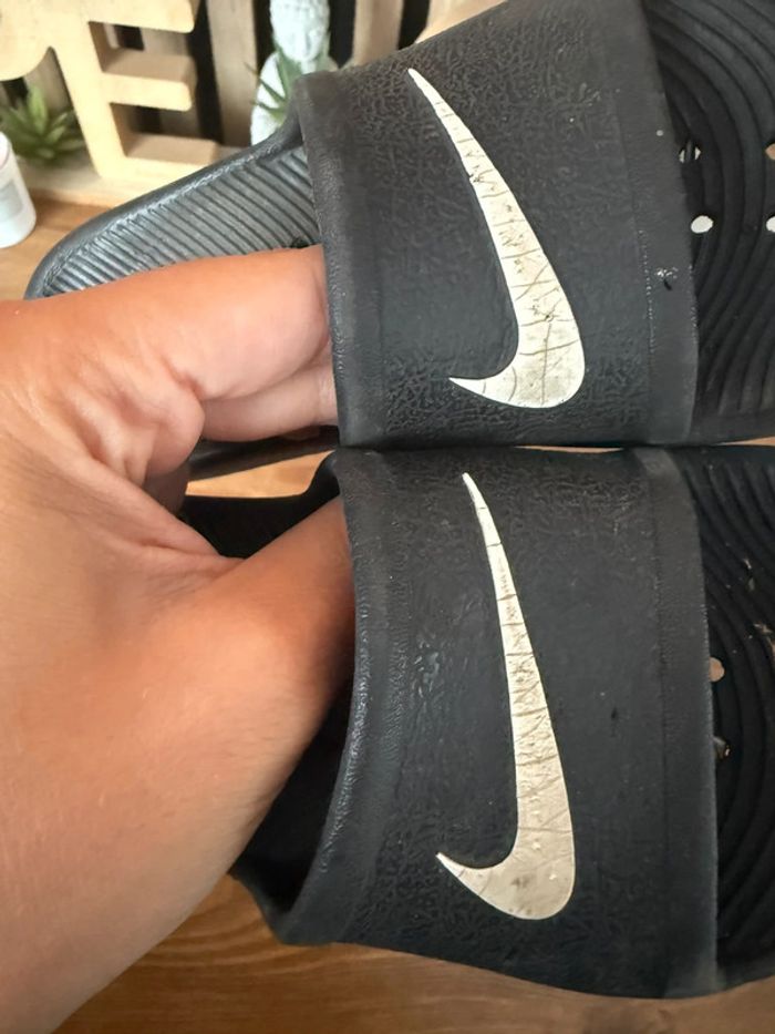 Tongs/claquettes Nike noir et blanche - photo numéro 3