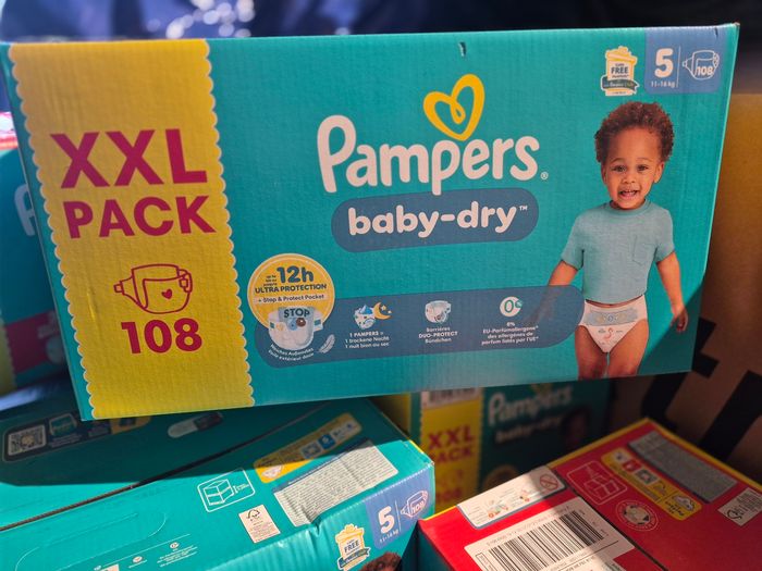 Couches pampers taille 5, 108 couches.