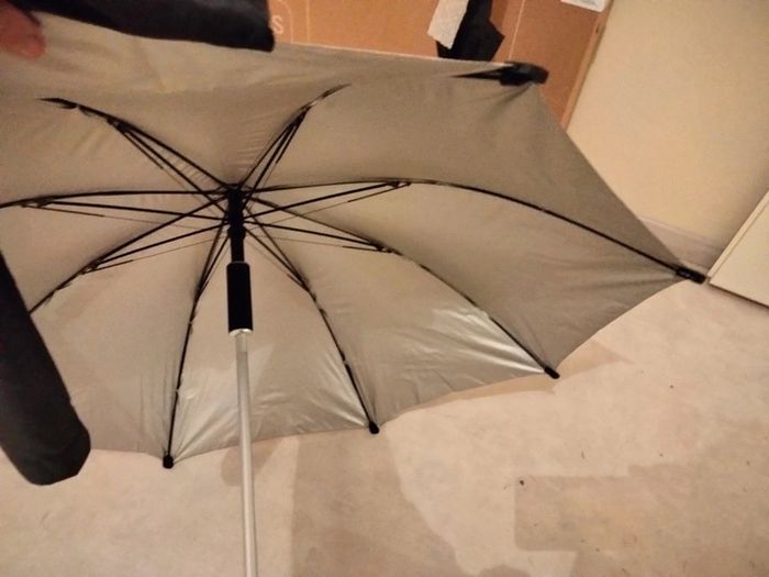 Parapluie neuf bicolore gris noir dans son tube - photo numéro 3