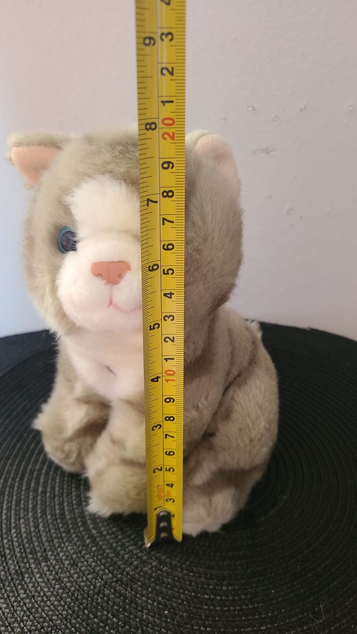 Gipsy Taille : environ 20 cm Chat assis tigré gris et poitrail blanc, yeux en plastique bleus, miaul - photo numéro 2