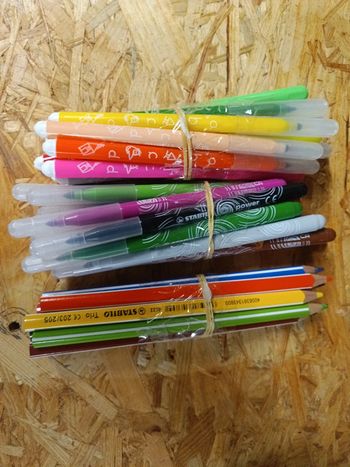 Lot de 28 marqueurs stabilo et de 10 crayons stabilo